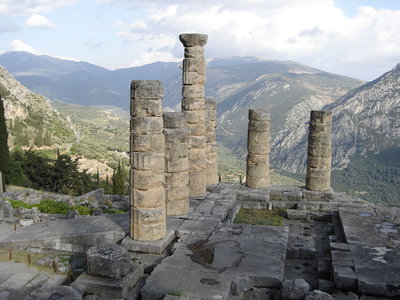 1024px-Delphi-temple-to-appolo1.jpg