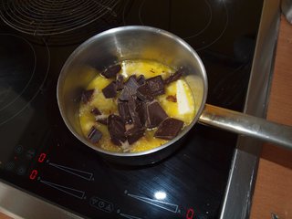 01-fondre le beurre et chocolat.JPG
