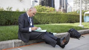 president de la confederation suisse Alain Berset sur un trottoire devant ONU