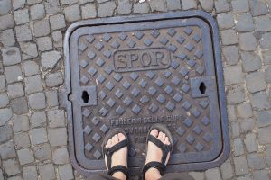 pieds de Martouf plaque egout SPQR Rome