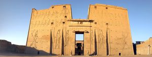 temple horus edfu pylone en H panorama