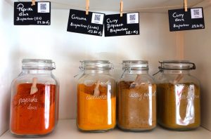 epicerie-cooperative-participative-suisse-chez-emmy-epice-bocaux-curcuma-curry-qrcode-etiquettage