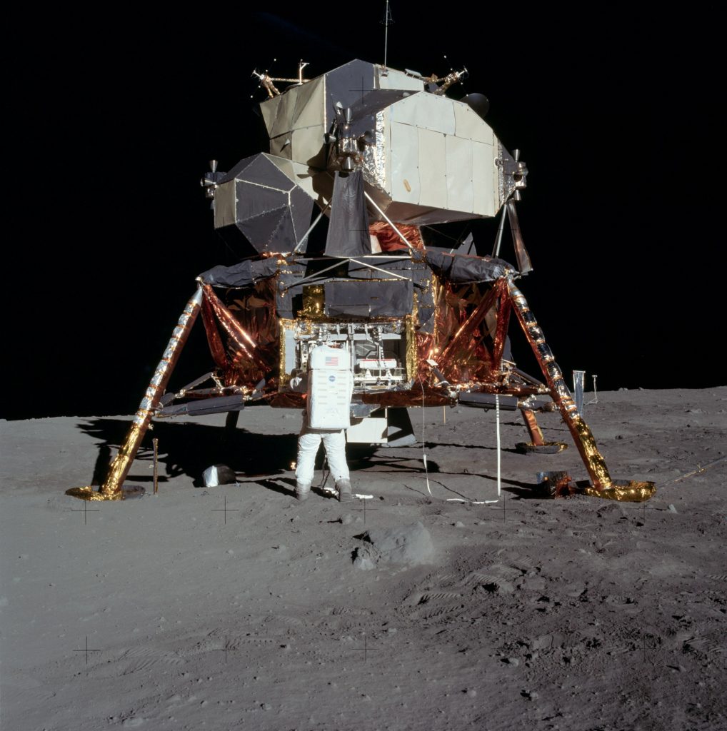 Buzz Aldrin extrait le sismomètre de la baie du module lunaire. apollo11